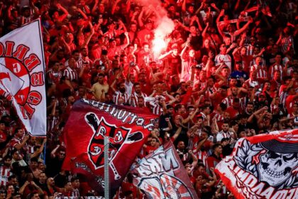Φίλαθλοι του Ολυμπιακού περιμένουν με αγωνία έξω από το γήπεδο ενόψει του μεγάλου ημιτελικού του Final Four της Euroleague λόγω προβλήματος με τα εισιτήρια.