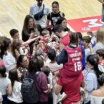 Ο Γιώργος Μπαρτζώκας και οι παίκτες του Ολυμπιακού γνωρίζουν την αποθέωση από τον κόσμο της ομάδας μετά τη νίκη επί του Κολοσσού στη Ρόδο.