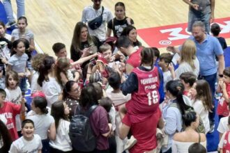 Ο Γιώργος Μπαρτζώκας και οι παίκτες του Ολυμπιακού γνωρίζουν την αποθέωση από τον κόσμο της ομάδας μετά τη νίκη επί του Κολοσσού στη Ρόδο.