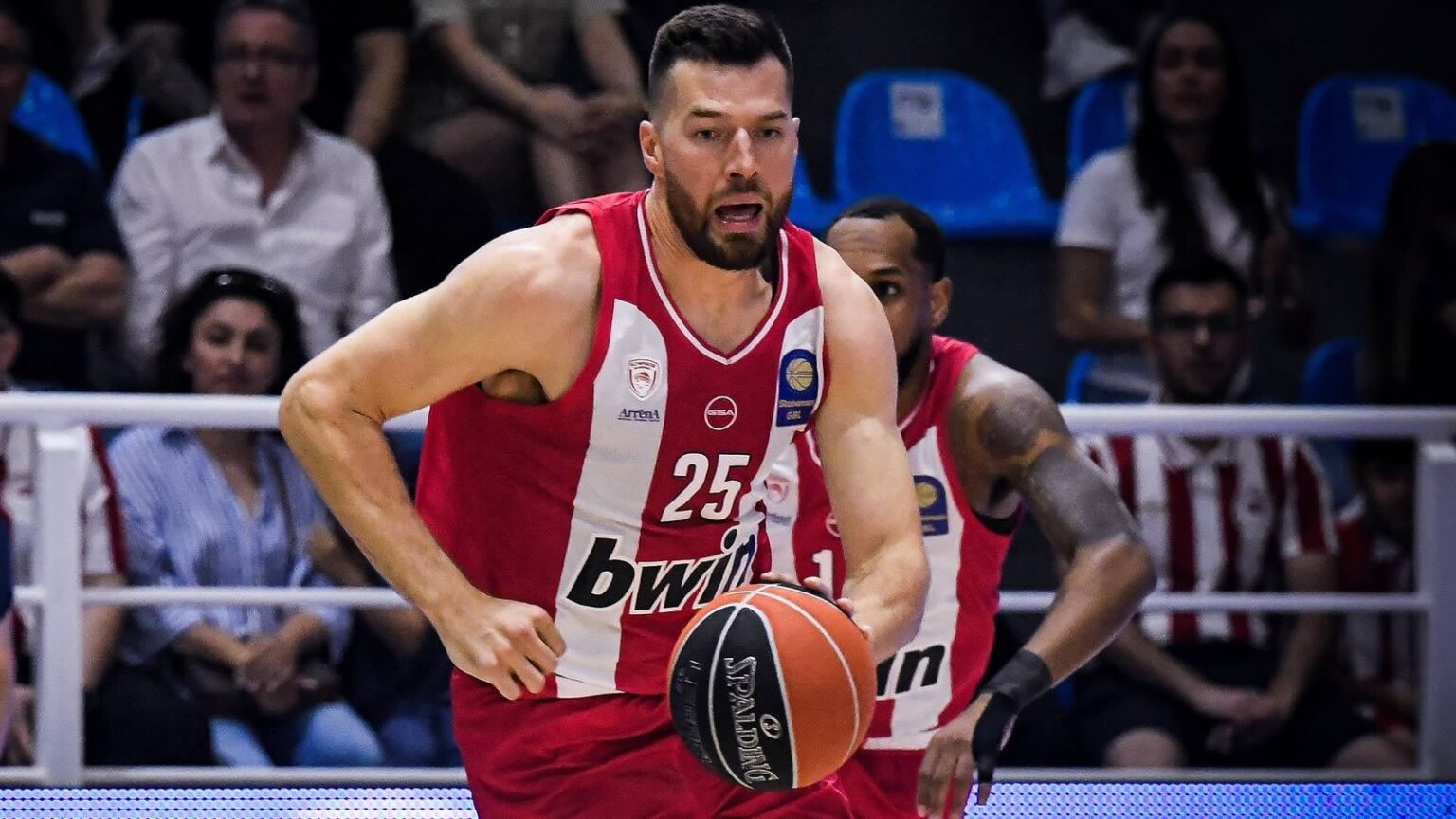 ο Άλεκ Πίτερς σε αγώνα του Ολυμπιακού στα playoffs της GBL κόντρα στον Κολοσσό.