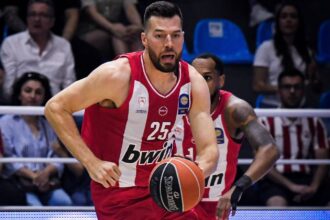 ο Άλεκ Πίτερς σε αγώνα του Ολυμπιακού στα playoffs της GBL κόντρα στον Κολοσσό.