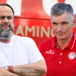 Ο Βαγγέλης Μαρινάκης και ο Χοσέ Λουίς Μεντιλίμπαρ σε συζήτηση για τον μεταγραφικό σχεδιασμό του Ολυμπιακού, εν μέσω σεναρίων για Brighton και Κοστίνια.