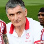 Ο προπονητής του Ολυμπιακού, Χοσέ Λουίς Μεντιλίμπαρ, δίνει οδηγίες από τον πάγκο.