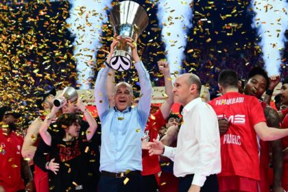 Ο Γιώργος Μπαρτζώκας και οι αδερφοί Αγγελόπουλοι σχεδιάζουν τις μεταγραφές και το ρόστερ του Ολυμπιακού αμέσως μετά την κατάκτηση της Euroleague.