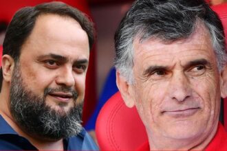 Ο Χοσέ Λουίς Μεντιλίμπαρ δίνει οδηγίες στους παίκτες του Ολυμπιακού, ετοιμάζοντας το μεταγραφικό πλάνο της νέας σεζόν.