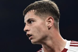 Ο Μουζακίτης του Ολυμπιακού σε αγώνα στο γήπεδο Καραϊσκάκη.