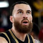 Ο Μάικ Τζέιμς κατά τη διάρκεια αγώνα της EuroLeague