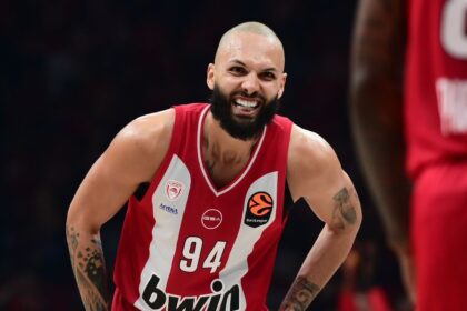 Ο Εβάν Φουρνιέ πανηγυρίζει με πάθος στο κατάμεστο γήπεδο δείχνοντας την κυριαρχία της ομάδας του απέναντι στους αντιπάλους.