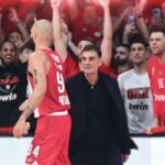 Ο Εβάν Φουρνιέ πανηγύζει ένα τρίποντο μαζί με τον Coach Μπαρτζώκα