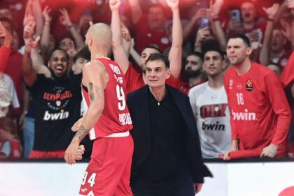 Ο Εβάν Φουρνιέ πανηγύζει ένα τρίποντο μαζί με τον Coach Μπαρτζώκα