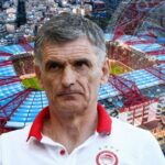 Ο προπονητής του Ολυμπιακού Χοσέ Λουίς Μεντιλίμπαρ δίνει οδηγίες κατά τη διάρκεια αγώνα στο Καραϊσκάκη.