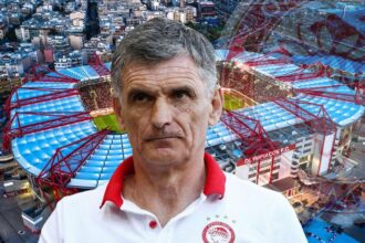 Ο προπονητής του Ολυμπιακού Χοσέ Λουίς Μεντιλίμπαρ δίνει οδηγίες κατά τη διάρκεια αγώνα στο Καραϊσκάκη.