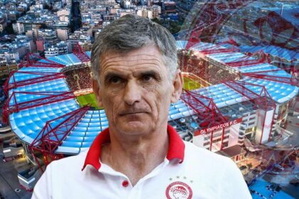 Ο προπονητής του Ολυμπιακού Χοσέ Λουίς Μεντιλίμπαρ δίνει οδηγίες κατά τη διάρκεια αγώνα στο Καραϊσκάκη.