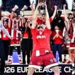 Οι παίκτες του Ολυμπιακού σηκώνουν το 4ο ευρωπαϊκό τρόπαιο της ιστορίας τους μετά τη νίκη επί της Ρεάλ Μαδρίτης στο Final Four της Αθήνας.