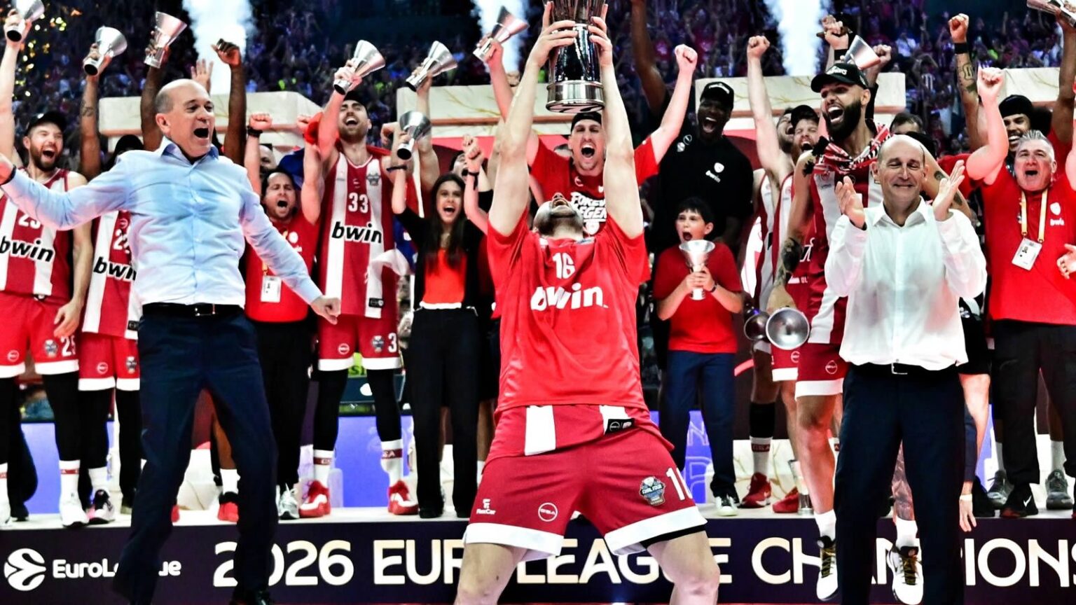 Οι παίκτες του Ολυμπιακού σηκώνουν το 4ο ευρωπαϊκό τρόπαιο της ιστορίας τους μετά τη νίκη επί της Ρεάλ Μαδρίτης στο Final Four της Αθήνας.