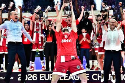 Οι παίκτες του Ολυμπιακού σηκώνουν το 4ο ευρωπαϊκό τρόπαιο της ιστορίας τους μετά τη νίκη επί της Ρεάλ Μαδρίτης στο Final Four της Αθήνας.