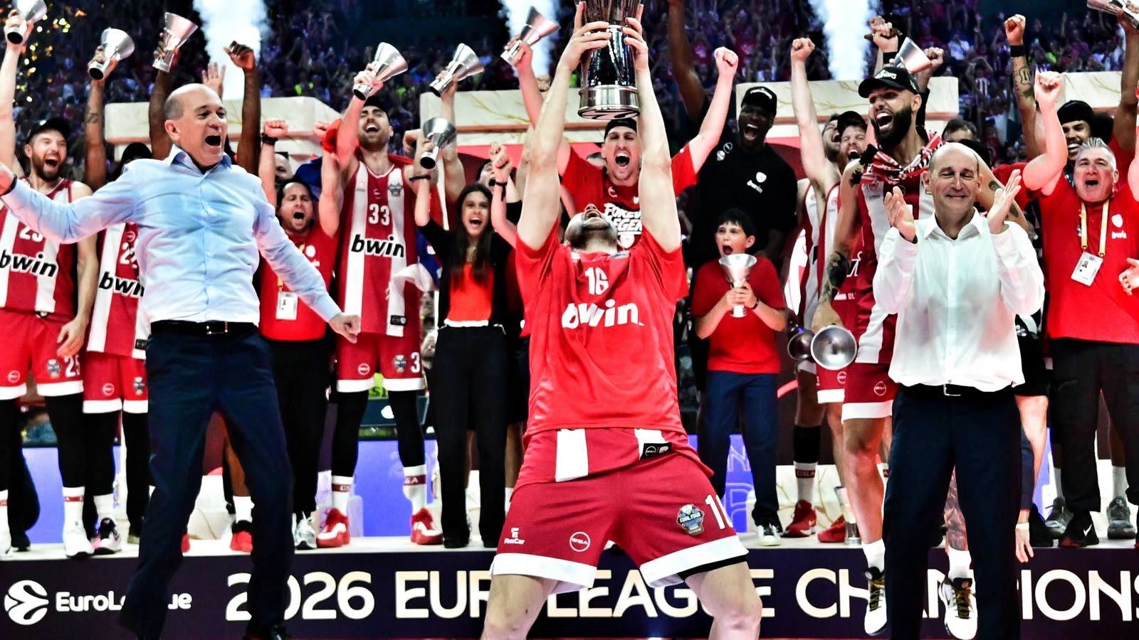 Οι παίκτες του Ολυμπιακού σηκώνουν το 4ο ευρωπαϊκό τρόπαιο της ιστορίας τους μετά τη νίκη επί της Ρεάλ Μαδρίτης στο Final Four της Αθήνας.