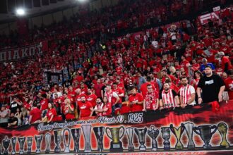 Οι παίκτες του Ολυμπιακού γνωρίζουν την αποθέωση από τον κόσμο στο ΣΕΦ