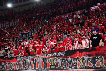 Οι παίκτες του Ολυμπιακού γνωρίζουν την αποθέωση από τον κόσμο στο ΣΕΦ