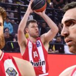 Οι παίκτες του Ολυμπιακού πανηγυρίζουν γεμάτοι πάθος ενόψει του μεγάλου ημιτελικού του Final 4 της Euroleague.