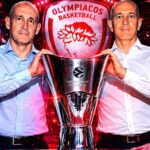 Αδελφοί Αγγελόπουλοι ποζάρουν με το τρόπαιο της EuroLeague σε εστιατόριο στη Βούλα