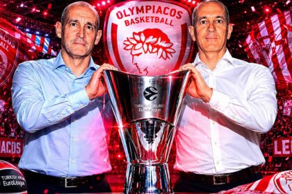 Αδελφοί Αγγελόπουλοι ποζάρουν με το τρόπαιο της EuroLeague σε εστιατόριο στη Βούλα
