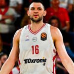 Ο Κώστας Παπανικολάου πανηγυρίζει τη νίκη του Ολυμπιακού επί της Μονακό