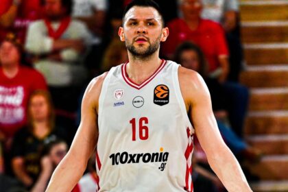 Ο Κώστας Παπανικολάου πανηγυρίζει τη νίκη του Ολυμπιακού επί της Μονακό