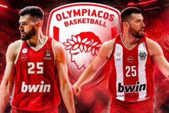 Ο Άλεκ Πίτερς με την φανέλα του πρωταθλητή Euroleague Ολυμπιακού