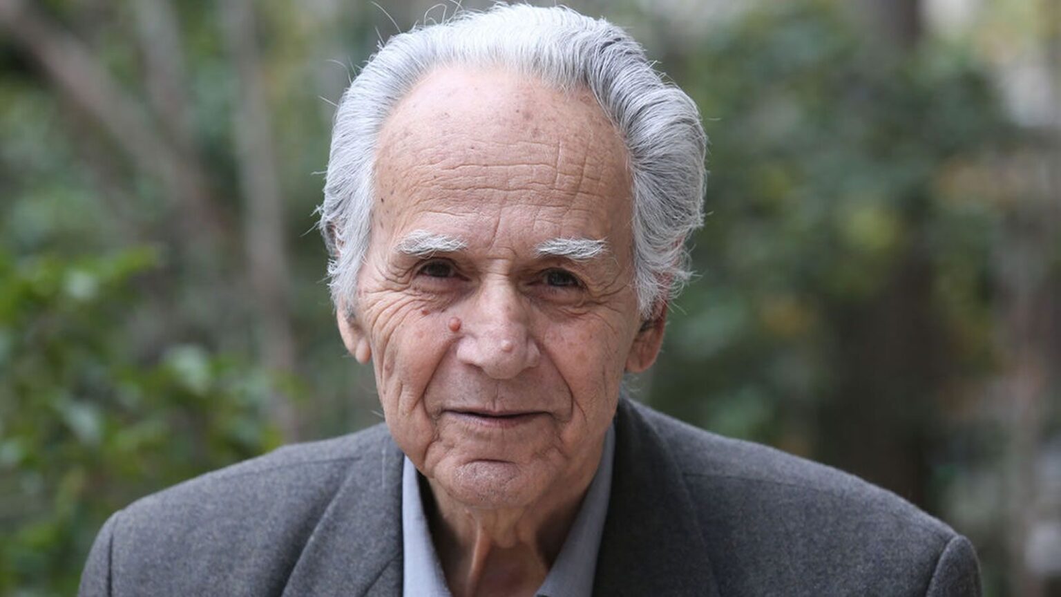 Ο Στάθης Γαβάκης, ο ιστορικός εκφωνητής του Ολυμπιακού στο στάδιο Καραϊσκάκη.