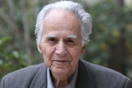 Ο Στάθης Γαβάκης, ο ιστορικός εκφωνητής του Ολυμπιακού στο στάδιο Καραϊσκάκη.