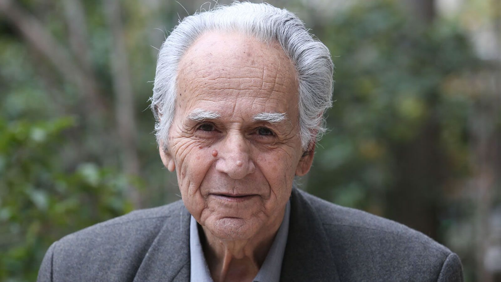 Ο Στάθης Γαβάκης, ο ιστορικός εκφωνητής του Ολυμπιακού στο στάδιο Καραϊσκάκη.