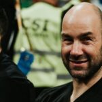 Ο Βασίλης Σπανούλης παρακολουθεί τον ημιτελικό της Euroleague στο ΟΑΚΑ, γνωρίζοντας την αποθέωση από τον κόσμο του Ολυμπιακού.