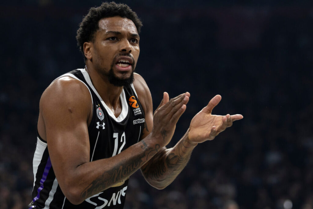 Ο Sterling Brown με τη φανέλα της Παρτίζαν