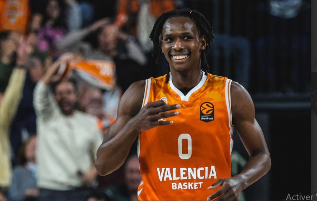 Ο Μπράνκου Μπαντιό σε αγώνα της Βαλένθια στη Euroleague με μπάλα στα χέρια
