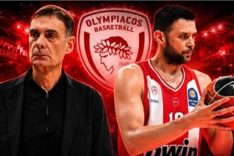 Ο Γιώργος Μπαρτζώκας δίνει οδηγίες στον πάγκο του Ολυμπιακού σε αγώνα Euroleague