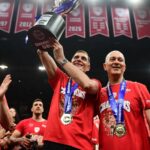 Ο Γιώργος Μπαρτζώκας σηκώνει το τρόπαιο του Ολυμπιακού στον τελικό της Euroleague.