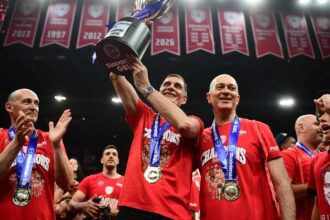 Ο Γιώργος Μπαρτζώκας σηκώνει το τρόπαιο του Ολυμπιακού στον τελικό της Euroleague.