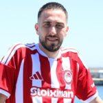Κώστας Φορτούνης με τη φανέλα του Ολυμπιακού μετά την επίσημη επιστροφή του.
