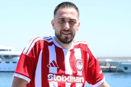 Κώστας Φορτούνης με τη φανέλα του Ολυμπιακού μετά την επίσημη επιστροφή του.