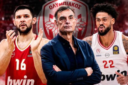 Ο Κώστας Παπανικολάου συζητά με τον Γιώργο Μπαρτζώκα κατά τη διάρκεια προπόνησης του Ολυμπιακού.