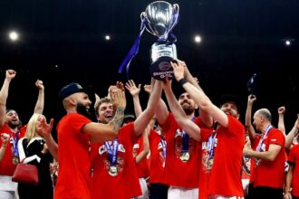 Οι παίκτες του Ολυμπιακού κατά τους πανηγυρισμούς