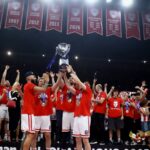 Ο Κώστας Παπανικολάου παραδίδει το τρόπαιο του πρωταθλήματος σε Βεζένκοφ, Φουρνιέ, Ουόκαπ και Μιλουτίνοφ στο ΣΕΦ.