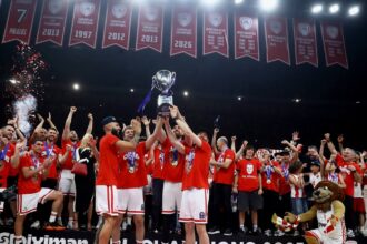 Ο Κώστας Παπανικολάου παραδίδει το τρόπαιο του πρωταθλήματος σε Βεζένκοφ, Φουρνιέ, Ουόκαπ και Μιλουτίνοφ στο ΣΕΦ.