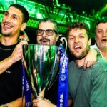 Ο Σάσα Βεζένκοφ με το τρόπαιο στη σκηνή στο γλέντι του Ολυμπιακού για το πρωτάθλημα