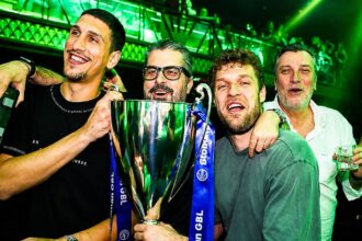 Ο Σάσα Βεζένκοφ με το τρόπαιο στη σκηνή στο γλέντι του Ολυμπιακού για το πρωτάθλημα