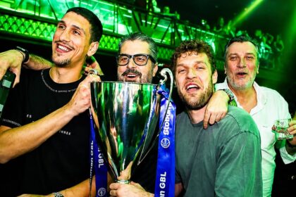 Ο Σάσα Βεζένκοφ με το τρόπαιο στη σκηνή στο γλέντι του Ολυμπιακού για το πρωτάθλημα
