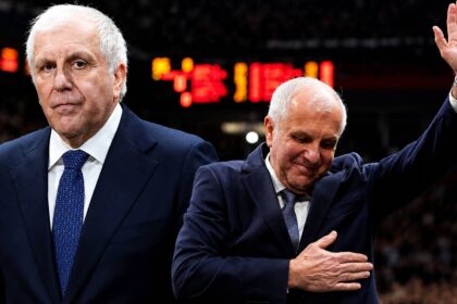Ο Ζέλικο Ομπράντοβιτς προβληματισμένος στον πάγκο κατά τη διάρκεια αγώνα μπάσκετ.