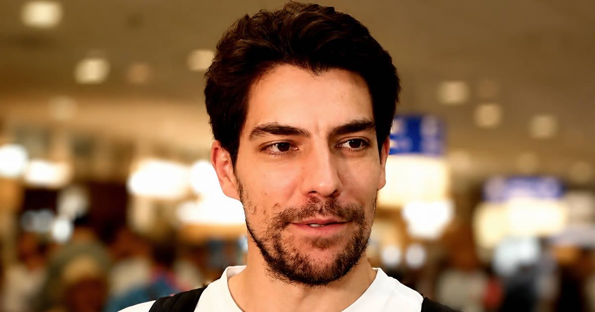 Ο Στεφάν Ορτέγκα κατά την άφιξή του στο αεροδρόμιο Ελευθέριος Βενιζέλος για να ολοκληρώσει τη μεταγραφή του στον Ολυμπιακό.