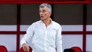 Ο Χοσέ Λουίς Μεντιλίμπαρ όρθιος στον πάγκο του Ολυμπιακού δίνει οδηγίες κατά τη διάρκεια του αγώνα